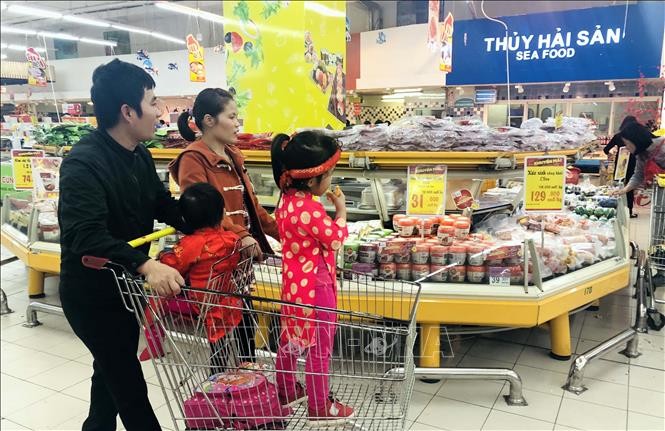 Khách hàng mua sắm tại siêu thị Big C. Ảnh: Trần Việt /TTXVN.