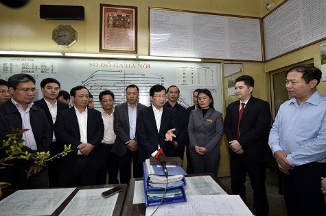 Phó Thủ tướng Trịnh Đình Dũng kiểm tra, chúc Tết các nhân viên tại Ga Hà Nội - Ảnh: VGP/Nhật Bắc.