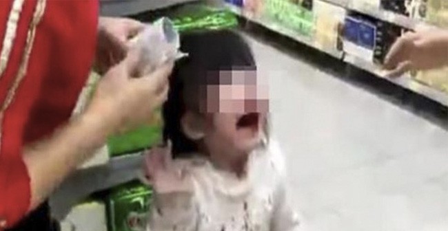 Kinh hoàng bé gái 10 tuổi một mình đi siêu thị, trở về với khuôn mặt đầy máu