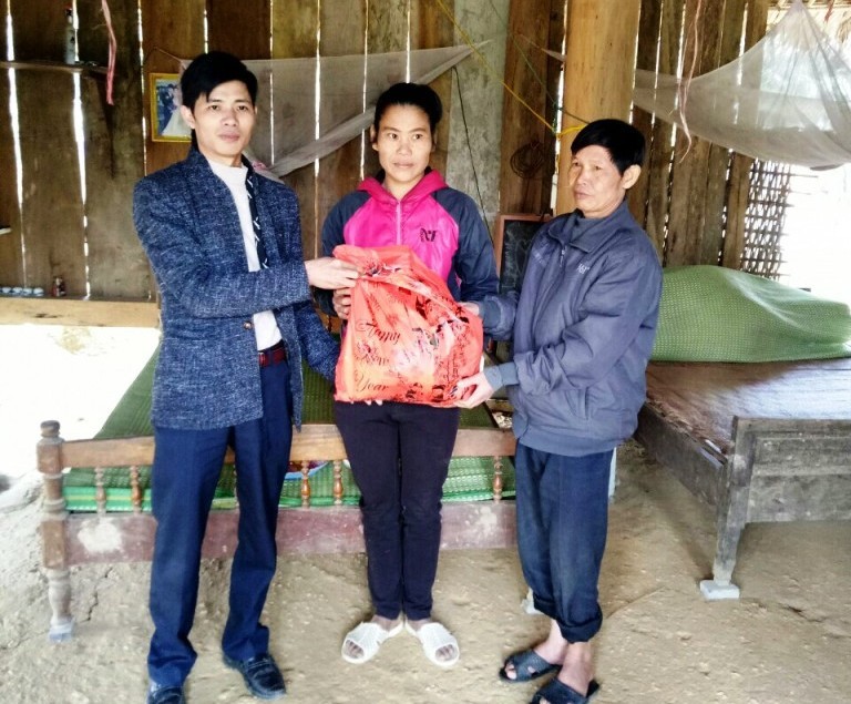 Các thầy giáo Trường THCS Thanh Phong (Như Xuân, Thanh Hóa) trao quà Tết (2018) cho gia đình học sinh