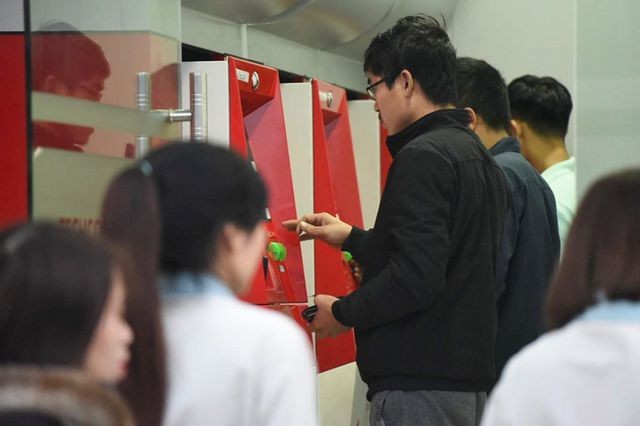 Hà Nội: Công nhân vất vả xếp hàng chờ rút tiền ở cây ATM