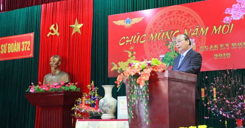 Thủ tướng Nguyễn Xuân Phúc nói chuyện với cán bộ Sư đoàn - Ảnh: VGP/Tuyết Minh.