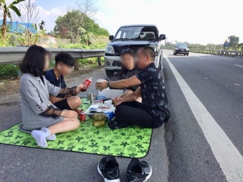 Gia đình mở tiệc trên cao tốc Nội Bài - Lào Cai bị xử lý thế nào?