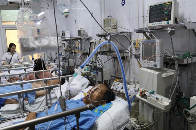 Bệnh viện Việt Đức chật cứng bệnh nhân pháo nổ và tai nạn giao thông