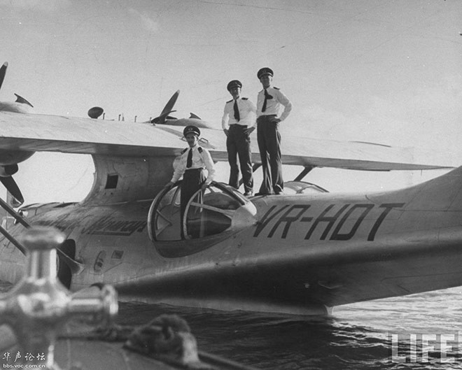 Phi công Dale Cramer (trái) cùng phi hành đoàn đứng trên cánh chiếc Catalina.