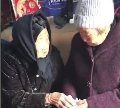 Rơi nước mắt mẹ 105 tuổi lì xì cho con gái 74 tuổi 