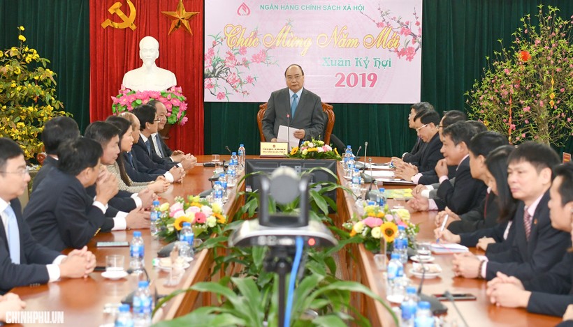 Thủ tướng Nguyễn Xuân Phúc phát biểu tại buổi gặp mặt cán bộ, người lao động Ngân hàng Chính sách Xã hội - Ảnh: VGP/Quang Hiếu