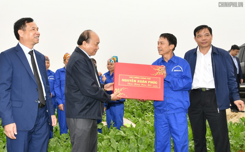 Thủ tướng tặng quà cho người lao động Công ty Đồng Giao. Ảnh VGP/Quang Hiếu.