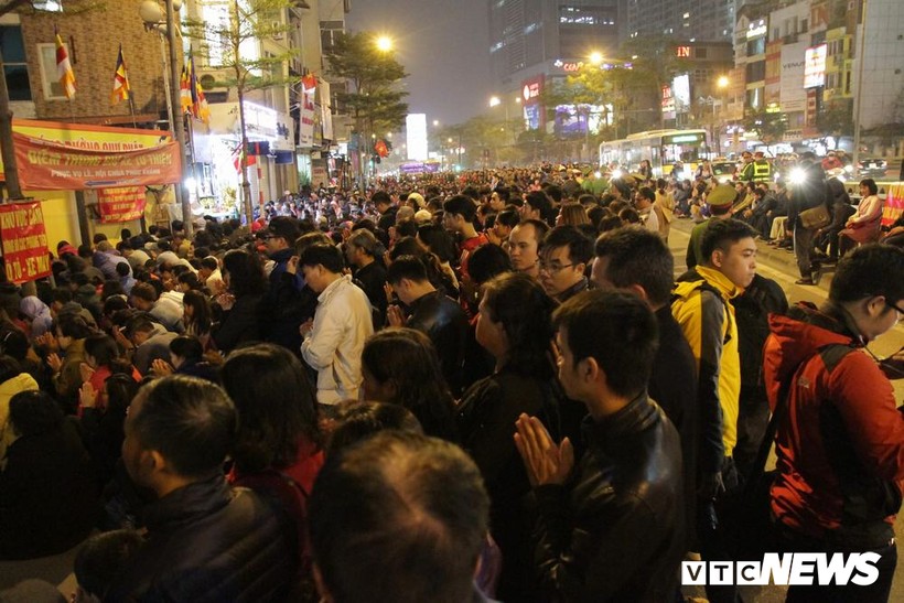 Hàng nghìn người ngồi tràn ra đường cúng sao giải hạn ở chùa Phúc Khánh, Hà Nội