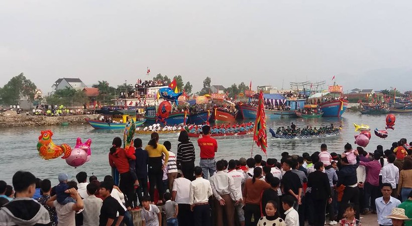 Làng biển xứ Nghệ tưng bừng giải đua thuyền truyền thống đầu năm
