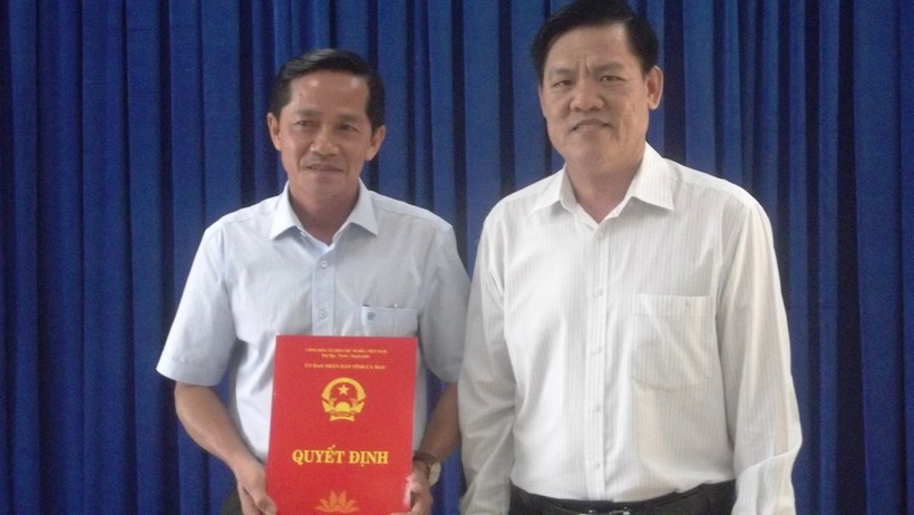 Giám đốc Sở Nội vụ tỉnh Cà Mau Lê Minh Ý trao Quyết định của Chủ tịch UBND tỉnh Cà Mau cho tân Phó Giám đốc Sở GD&ĐT Tạ Thanh Vũ