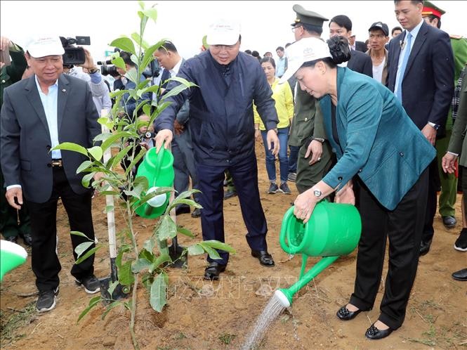 Chủ tịch Quốc hội Nguyễn Thị Kim Ngân trồng cây tại Lễ phát động