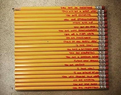 Người mẹ viết những lời yêu thương lên 21 chiếc bút chì của con