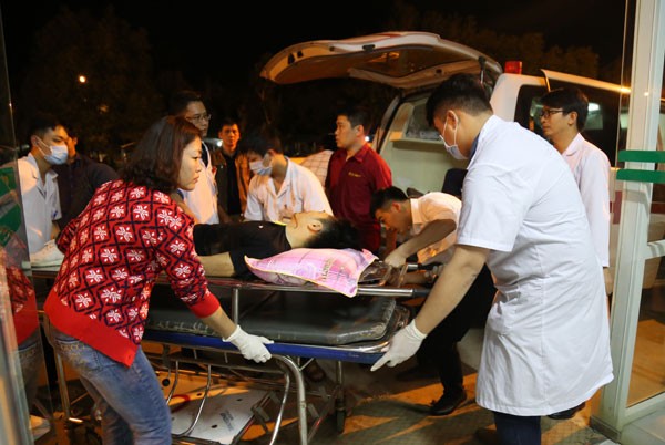 Các nạn nhân khẩn trương được đưa vào bệnh viện cấp cứu. Ảnh Báo Lào Cai