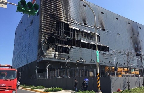 Hiện trường vụ cháy nhà kho ở thành phố Đào Viên (Đài Loan) Ảnh: CNA