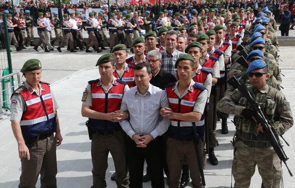 Các binh sĩ Thổ Nhĩ Kỳ bị buộc tội liên quan đến cuộc đảo chính bị đưa đến tòa án bên trong nhà tù Sincan ở Ankara