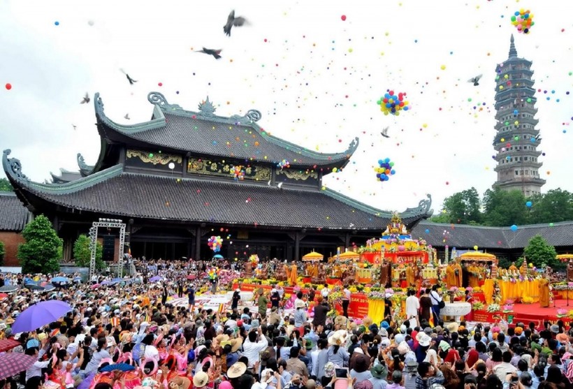 Người dân nô nức đi lễ hội chùa Hương những ngày đầu năm mới