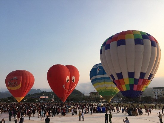 Hàng nghìn người đổ về Lễ hội khinh khí cầu ở Mộc Châu