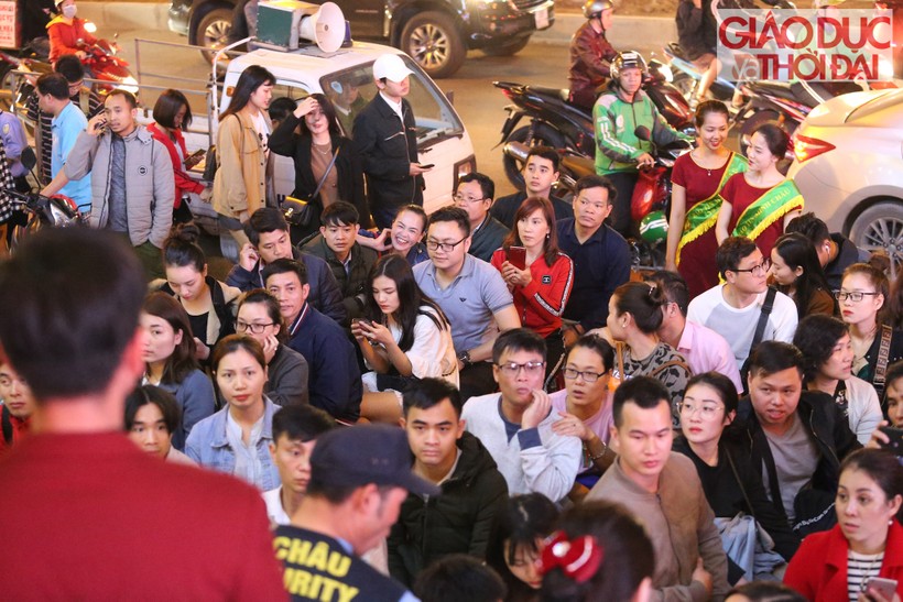 Theo ghi nhận của PV, đêm muộn trước cửa hàng Bảo Tín Minh Châu trên đường Cầu Giấy lượng người xếp hàng vẫn rất đông

