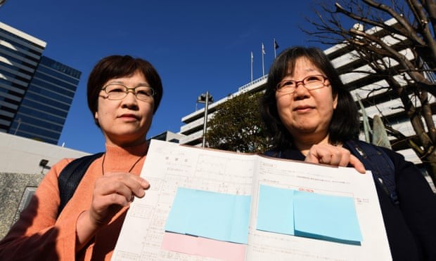 Yoko Ogawa và Chizuka Oe đưa nhà báo xem mẫu đăng ký kết hôn của họ