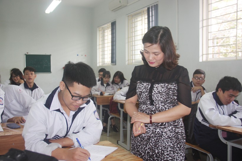 Cô Nguyễn Thị Lan Hương – giáo viên Trường THPT Phúc Lợi (Hà Nội) cùng học sinh trong giờ học