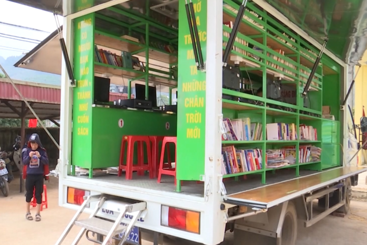 Xe thư viện lưu động phục vụ học sinh vùng cao ở Sơn La 