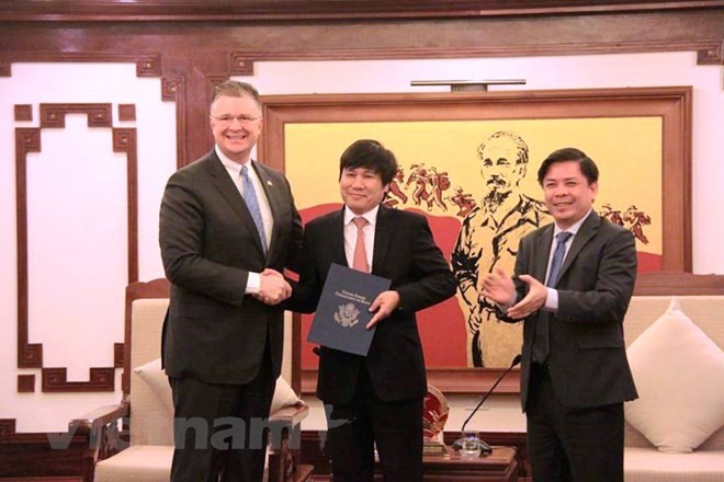 Đại sứ Mỹ tại Việt Nam Daniel Kritenbrink đã trao chứng nhận CAT1 cho phía Bộ Giao thông Vận tải. (Ảnh: Việt Hùng/Vietnam+).