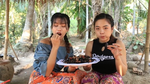 Khiếp đảm hai cô gái Campuchia bình thản chế biến rồi thưởng thức nhện độc 