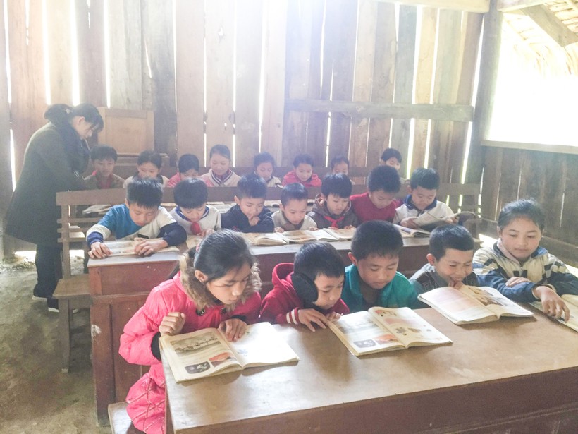 Học sinh điểm lẻ Trường Tiểu học Thông Thụ 1 (huyện Quế Phong, Nghệ An) đã đến trường đầy đủ