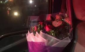 Sự thật bất ngờ về người đàn ông lấy hoa từ nhà tang lễ làm quà Valentine tặng vợ