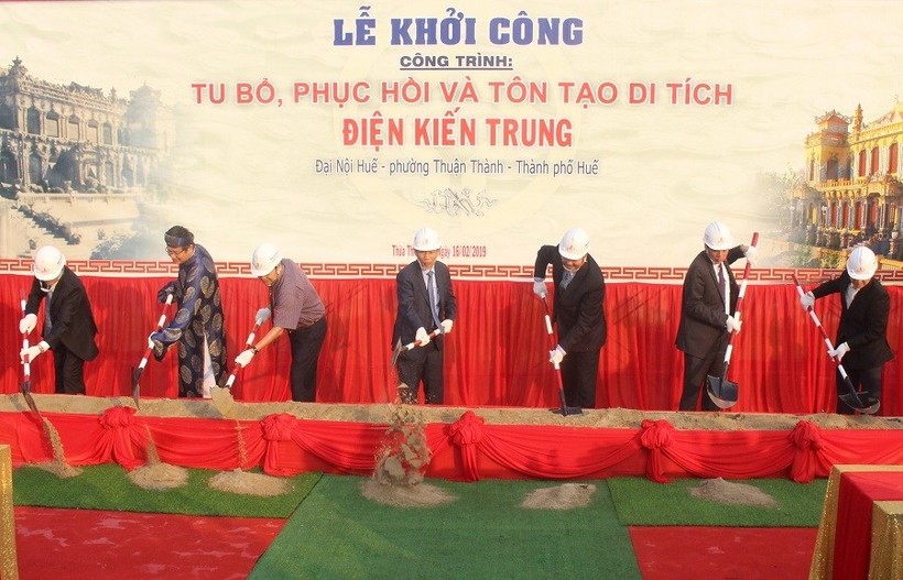 Ông Nguyễn Ngọc Thiện, Bộ trưởng Bộ VHTT&DL và ông Nguyễn Dung, Phó Chủ tịch UBND tỉnh Thừa Thiên- Huế cùng các đại biểu động thổ khởi công dự án