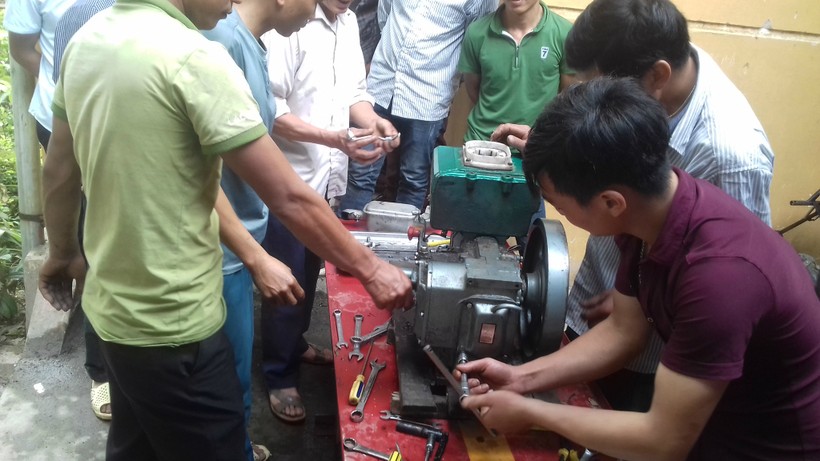 Giờ thực hành của học viên lớp sửa chữa máy nông nghiệp