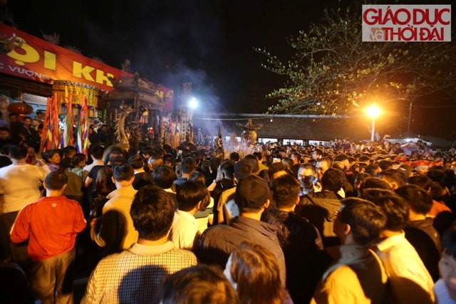 Theo thông báo của Ban tổ chức lễ hội Khai ấn Đền Trần, phải đến nửa đêm 18/2, du khách thập phương mới được vào phủ để xin ấn. Hàng nghìn người đã tập trung trước khu vực quảng trường lớn, vạ vật đợi đến giờ thiêng.