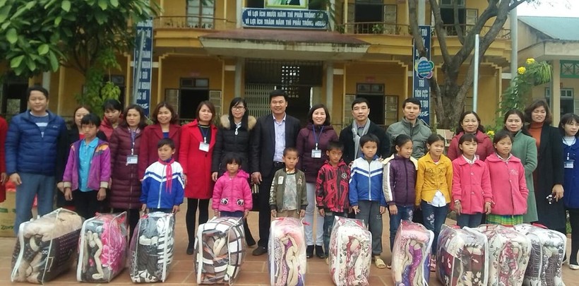 Cô cùng đoàn trao 30 chăn cho các em học sinh Trường Tiểu học Phiêng Ban - Tà Xùa
