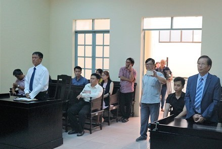 Họa sĩ Lê Linh (trái) và phía bị đơn - Luật sư Nguyễn Vân Nam tại phiên tòa