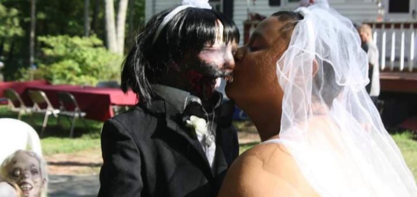 Người phụ nữ làm đám cưới với búp bê kinh dị