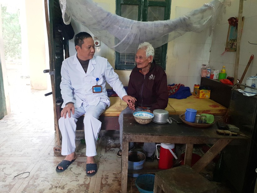 Cụ Đỗ Văn Huấn, bệnh nhân cao tuổi nhất của “làng phong” thường xuyên được các y, bác sĩ động viên, chăm sóc