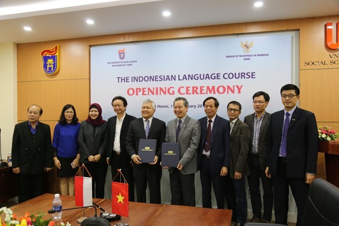 GS Phạm Quang Minh trao đổi biên bản hợp tác với Đại sứ Indonesia tại Việt Nam, ngài Ibnu Hadi