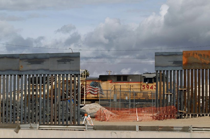 Một phần bức tường rào biên giới ở El Paso (Texas, Mỹ) đang được xây dựng, nhìn từ khu vực Ciudad Juarez của Mexico ngày 15/2/2019