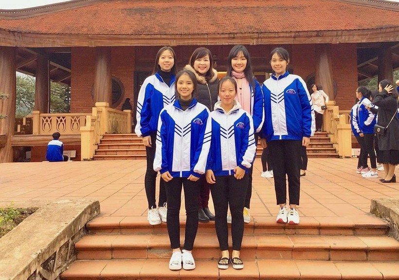 Phương và các bạn trong đội tuyển Văn của Trường Phổ thông Vùng cao Việt Bắc