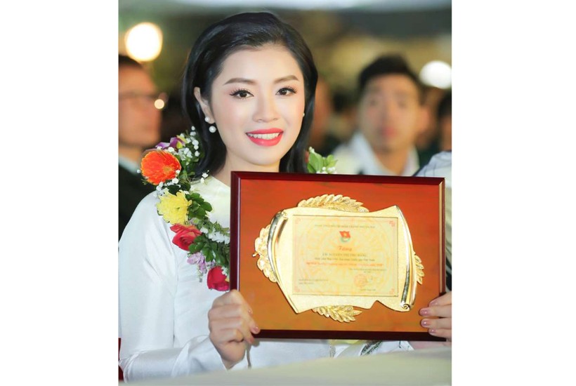 Sao Mai Thu Hằng vinh dự là 1 trong 10 gương mặt trẻ tiêu biểu của Thủ đô 2018.