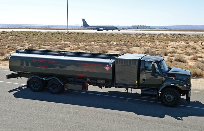 Cận cảnh xe tải nhiên liệu chuyên dụng của Air Force One đến Hà Nội