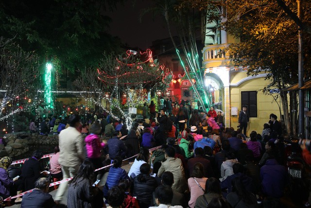Cảnh nhộn nhạo trước cổng chùa trong lễ “dâng sao giải hạn” 2019