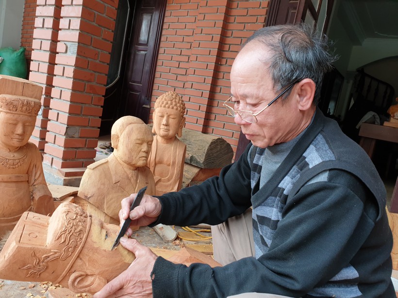 Nghệ nhân Đỗ Văn Mẵng (62 tuổi) tỉ mỉ với từng đường nét của sản phẩm