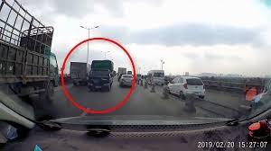 Video: Xe tải ngang nhiên chạy ngược chiều giữa 2 hàng xe trên cầu Thanh Trì
