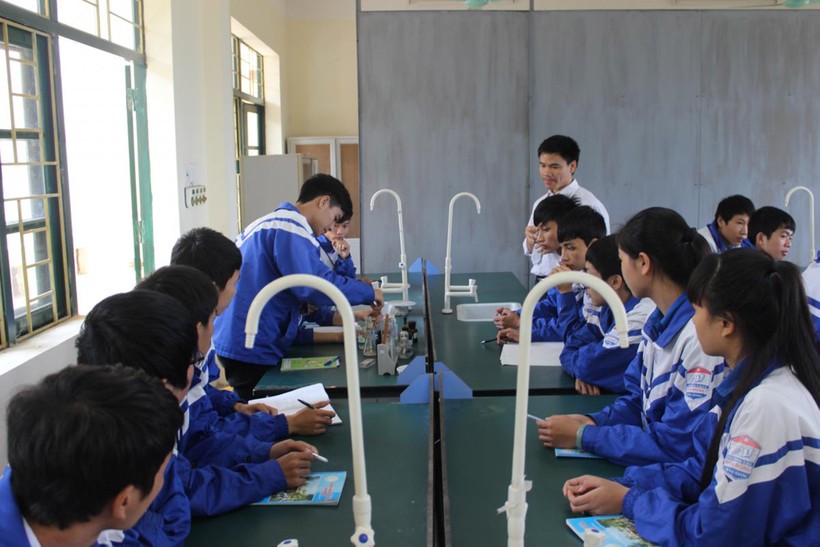 Trong giờ thực hành Hóa học tại Trường THPT Sơn Động (Bắc Giang)