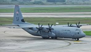 Video: Máy bay C-130 của Mỹ hạ cánh xuống Nội Bài