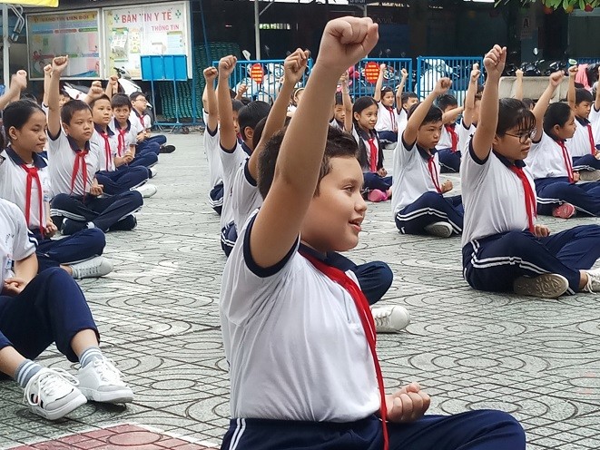 HS Trường TH Nguyễn Thị Minh Khai đang thực hiện bài tập thể dục trên nền nhạc võ