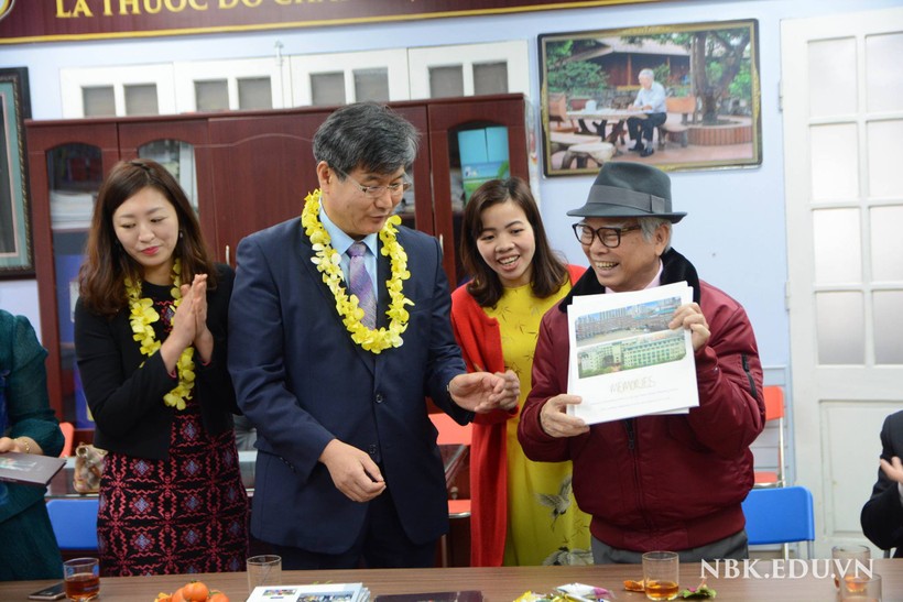 TS Nguyễn Văn Hòa (ngoài cùng bên phải) chia sẻ quan điểm giáo dục với lãnh đạo một trường học Hàn Quốc