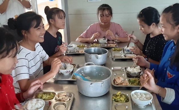 Học sinh ăn trưa tại bếp bán trú 